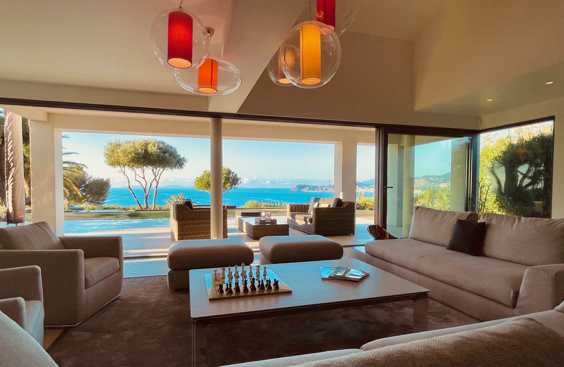 <span  class="uc_style_uc_tiles_grid_image_elementor_uc_items_attribute_title" style="color:#ffffff;">Salon vue mer</span>