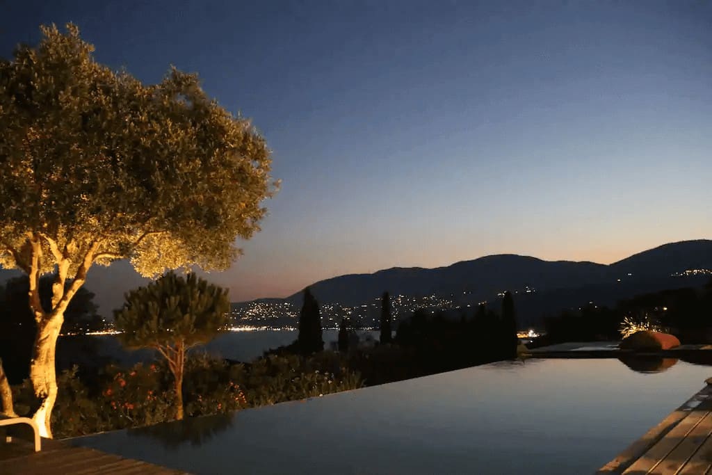 <span  class="uc_style_uc_tiles_grid_image_elementor_uc_items_attribute_title" style="color:#ffffff;">Villa-Camaal-16</span>