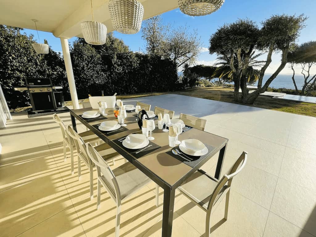 <span  class="uc_style_uc_tiles_grid_image_elementor_uc_items_attribute_title" style="color:#ffffff;">Coin repas extérieur</span>