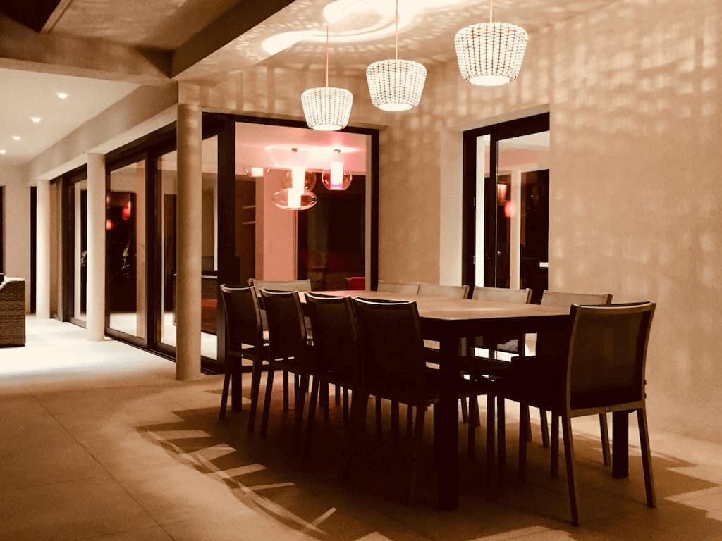 <span  class="uc_style_uc_tiles_grid_image_elementor_uc_items_attribute_title" style="color:#ffffff;">Coin repas extérieur</span>