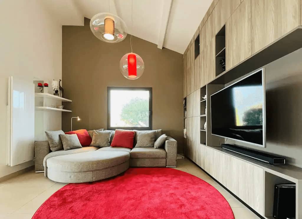 <span  class="uc_style_uc_tiles_grid_image_elementor_uc_items_attribute_title" style="color:#ffffff;">Espace détente, salle TV</span>