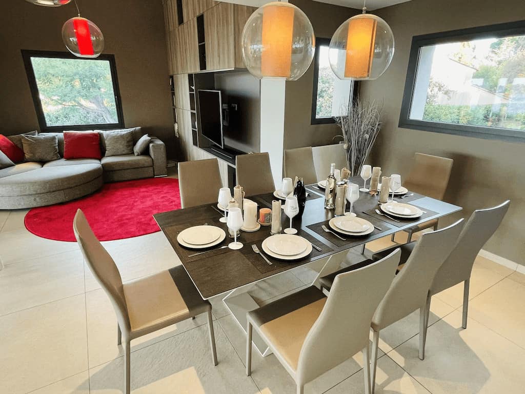 <span  class="uc_style_uc_tiles_grid_image_elementor_uc_items_attribute_title" style="color:#ffffff;">Salle à manger</span>