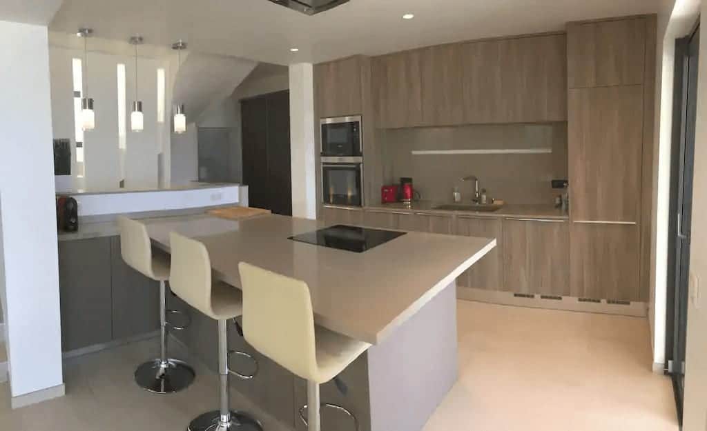 <span  class="uc_style_uc_tiles_grid_image_elementor_uc_items_attribute_title" style="color:#ffffff;">Cusine</span>