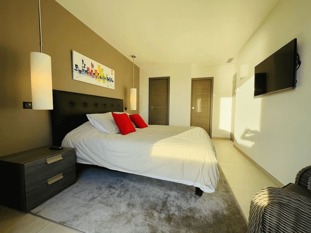 <span  class="uc_style_uc_tiles_grid_image_elementor_uc_items_attribute_title" style="color:#ffffff;">Suite parentale étage</span>