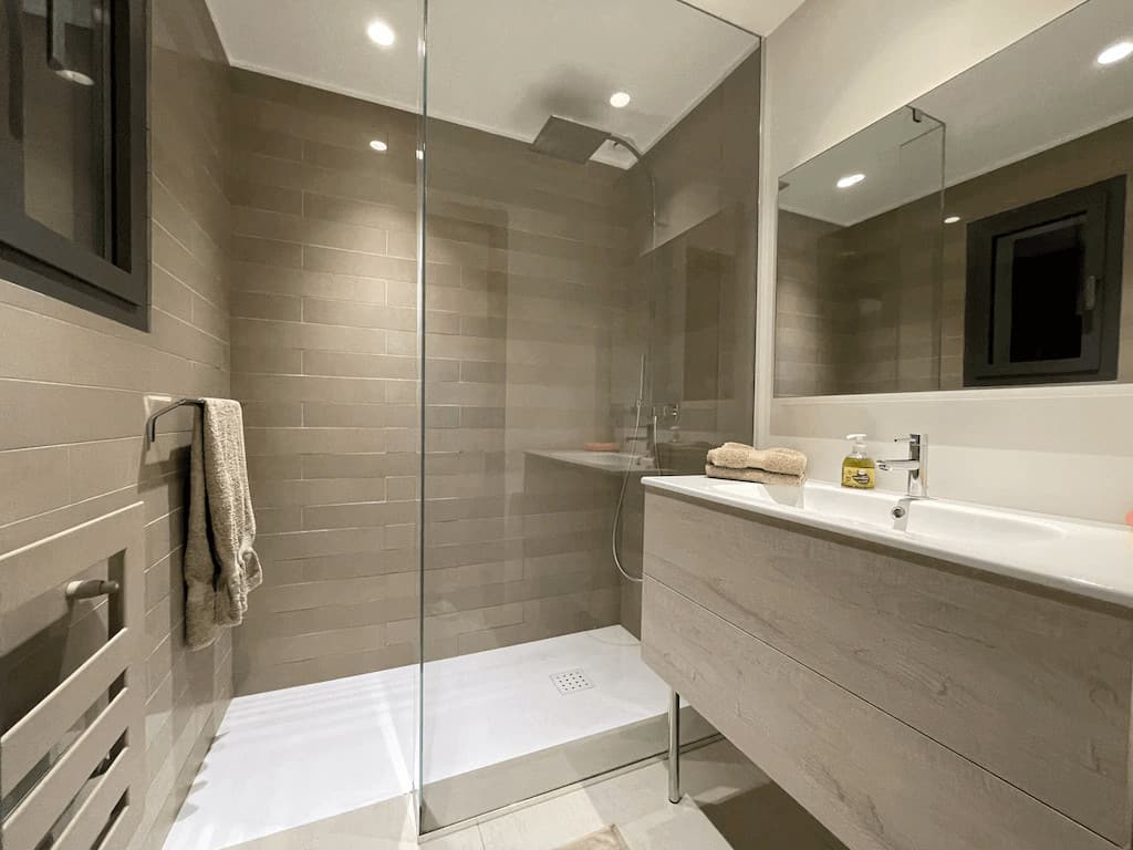 <span  class="uc_style_uc_tiles_grid_image_elementor_uc_items_attribute_title" style="color:#ffffff;">SDB suite parentale étage</span>