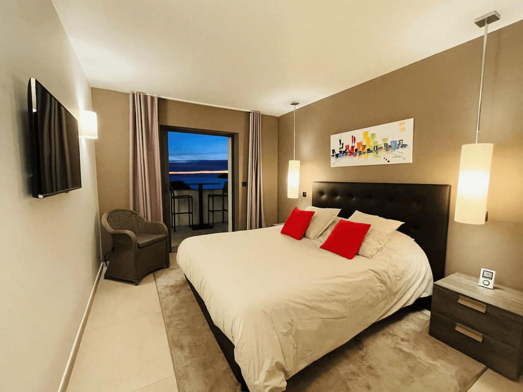 <span  class="uc_style_uc_tiles_grid_image_elementor_uc_items_attribute_title" style="color:#ffffff;">Suite parentale étage</span>