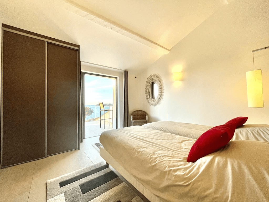 <span  class="uc_style_uc_tiles_grid_image_elementor_uc_items_attribute_title" style="color:#ffffff;">Chambre 4 avec balcon</span>