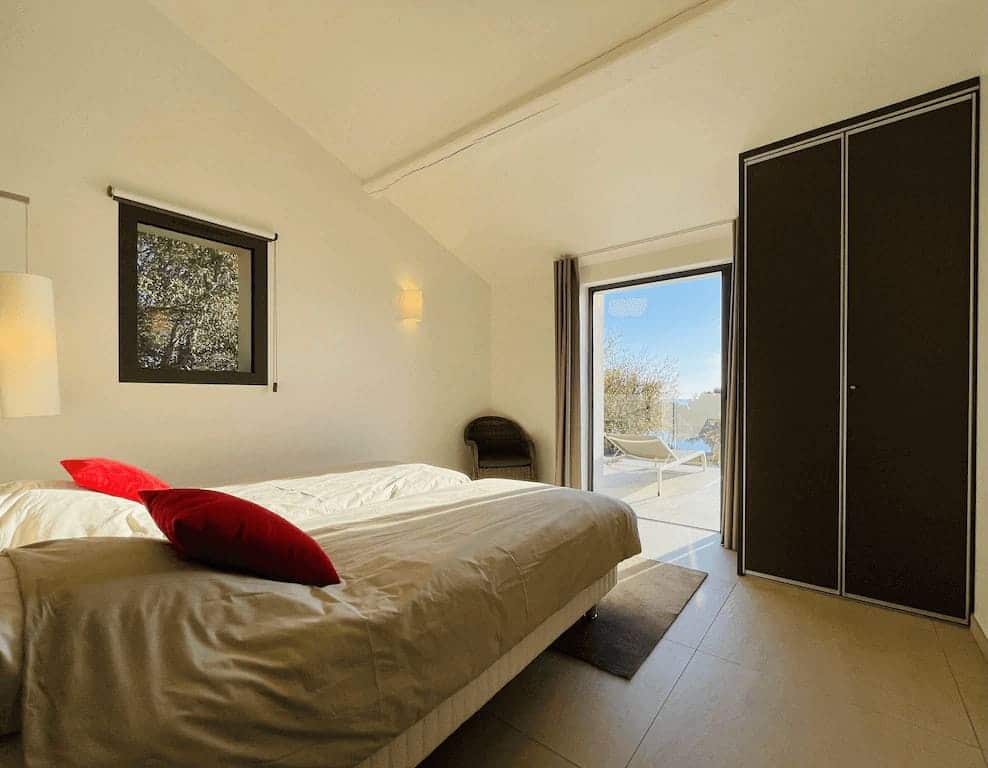 <span  class="uc_style_uc_tiles_grid_image_elementor_uc_items_attribute_title" style="color:#ffffff;">Chambre 5 avec balcon</span>