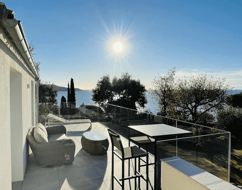 <span  class="uc_style_uc_tiles_grid_image_elementor_uc_items_attribute_title" style="color:#ffffff;">Terrasse à l'étage</span>