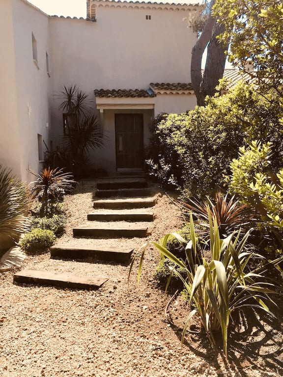 <span  class="uc_style_uc_tiles_grid_image_elementor_uc_items_attribute_title" style="color:#ffffff;">Villa-Camaal-44</span>