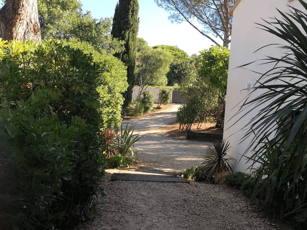 <span  class="uc_style_uc_tiles_grid_image_elementor_uc_items_attribute_title" style="color:#ffffff;">Villa-Camaal-45</span>