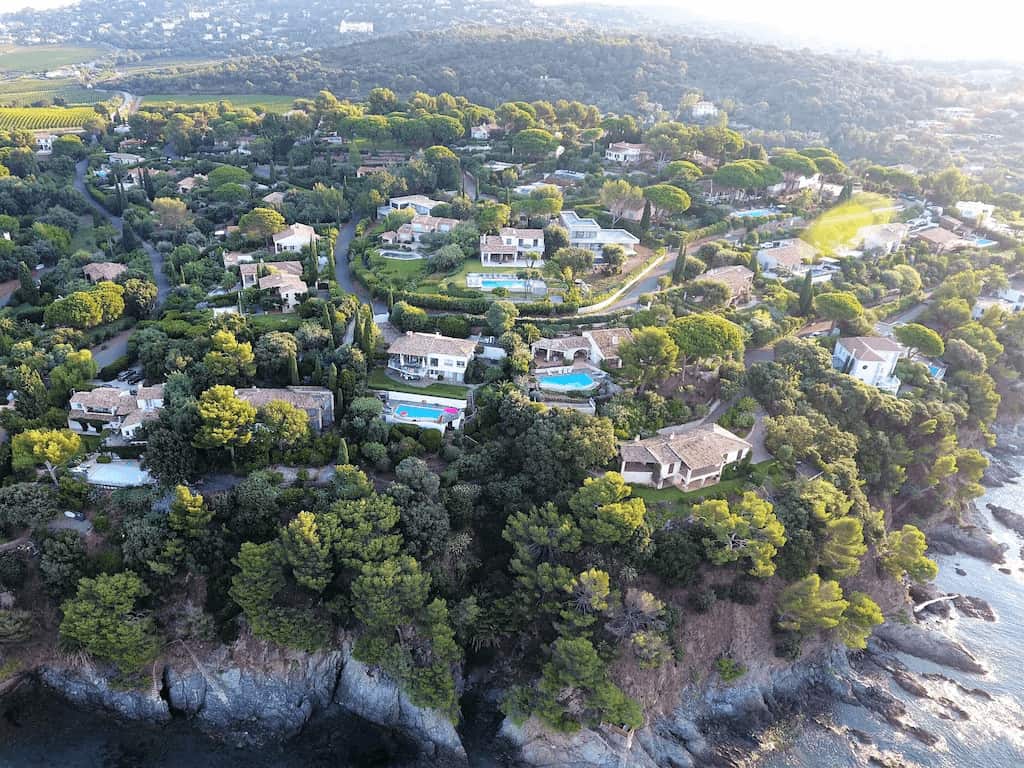 <span  class="uc_style_uc_tiles_grid_image_elementor_uc_items_attribute_title" style="color:#ffffff;">Villa-Camaal-47</span>