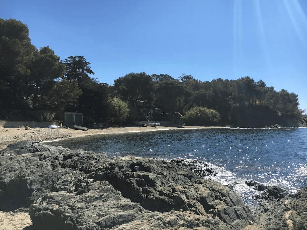 <span  class="uc_style_uc_tiles_grid_image_elementor_uc_items_attribute_title" style="color:#ffffff;">Plage du Vergeron</span>